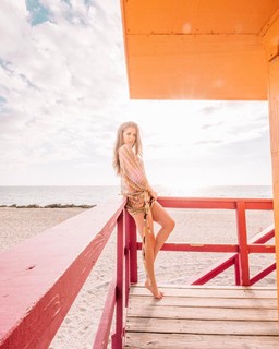 Victoria Swarovski feet photo thumbnail