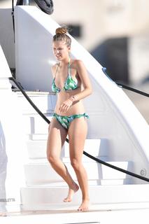 Victoria Swarovski feet photo thumbnail
