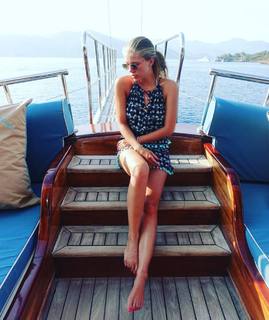 Victoria Swarovski feet photo thumbnail