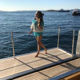 Victoria Swarovski feet photo thumbnail