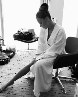 Victoria Swarovski feet photo thumbnail