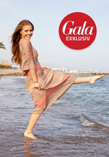 Victoria Swarovski feet photo thumbnail