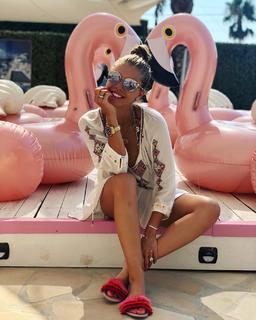 Victoria Swarovski feet photo thumbnail