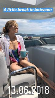 Victoria Swarovski feet photo thumbnail