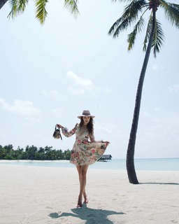 Victoria Swarovski feet photo thumbnail
