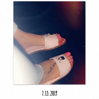 Victoria Waldrip feet photo thumbnail