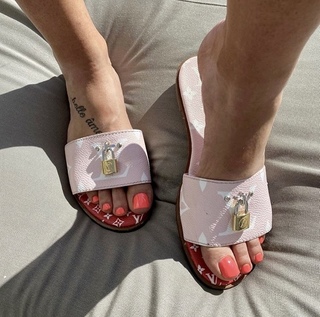 Victoria Waldrip feet photo thumbnail