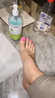 Victoria Waldrip feet photo thumbnail