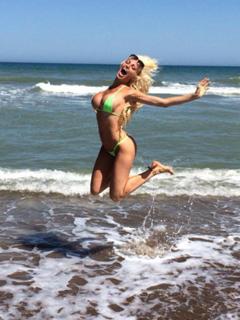 Victoria Xipolitakis feet photo 1