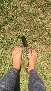 Vida Guerra feet photo thumbnail