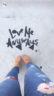 Vida Guerra feet photo thumbnail