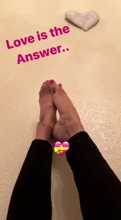 Vida Guerra feet photo thumbnail