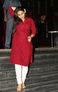 Vidya Balan feet photo thumbnail