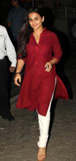 Vidya Balan feet photo thumbnail