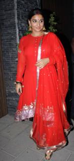 Vidya Balan feet photo thumbnail