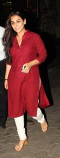 Vidya Balan feet photo thumbnail