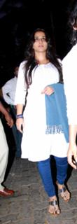 Vidya Balan feet photo thumbnail