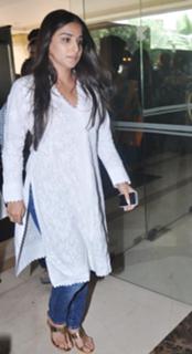 Vidya Balan feet photo thumbnail