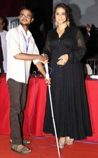 Vidya Balan feet photo thumbnail