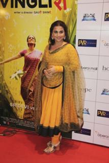 Vidya Balan feet photo thumbnail