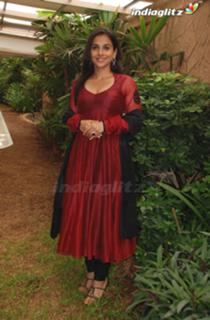 Vidya Balan feet photo thumbnail