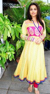Vidya Balan feet photo thumbnail