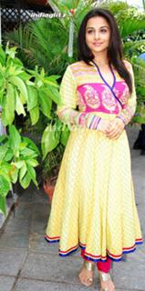 Vidya Balan feet photo thumbnail