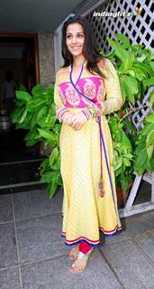 Vidya Balan feet photo thumbnail