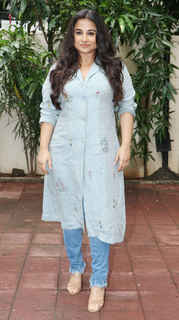 Vidya Balan feet photo thumbnail