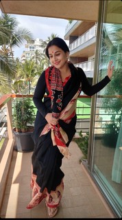 Vidya Balan feet photo thumbnail