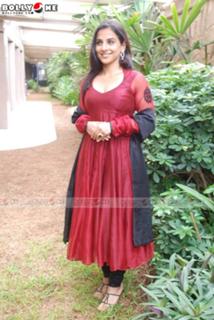 Vidya Balan feet photo thumbnail