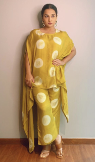 Vidya Balan feet photo thumbnail