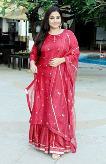 Vidya Balan feet photo thumbnail