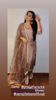 Vidya Balan feet photo thumbnail