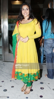 Vidya Balan feet photo thumbnail
