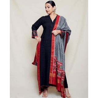 Vidya Balan feet photo thumbnail