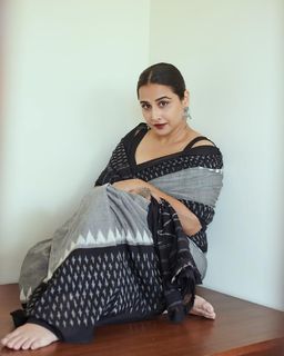 Vidya Balan feet photo thumbnail