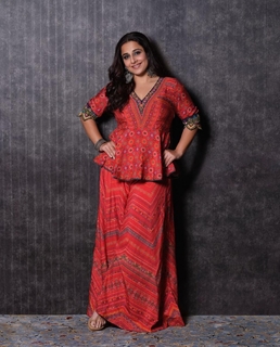 Vidya Balan feet photo thumbnail