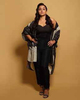 Vidya Balan feet photo thumbnail