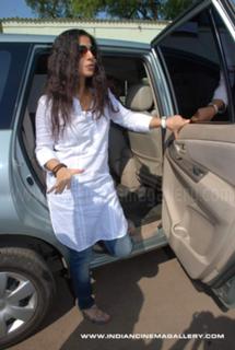 Vidya Balan feet photo thumbnail