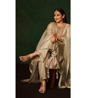 Vidya Balan feet photo thumbnail