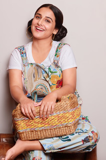 Vidya Balan feet photo thumbnail