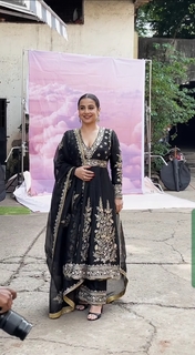 Vidya Balan feet photo thumbnail