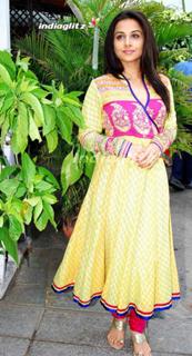 Vidya Balan feet photo thumbnail