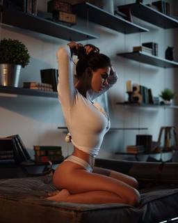 Viki Odintcova feet photo thumbnail