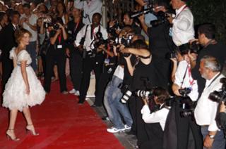 Violante Placido feet photo thumbnail