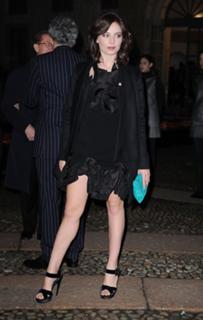 Violante Placido feet photo thumbnail