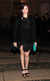 Violante Placido feet photo thumbnail