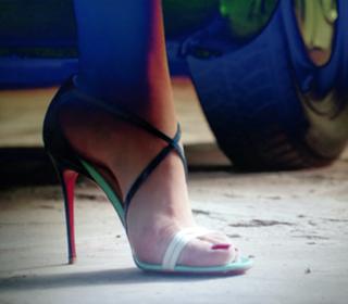 Violante Placido feet photo thumbnail