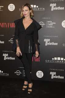 Violante Placido feet photo thumbnail